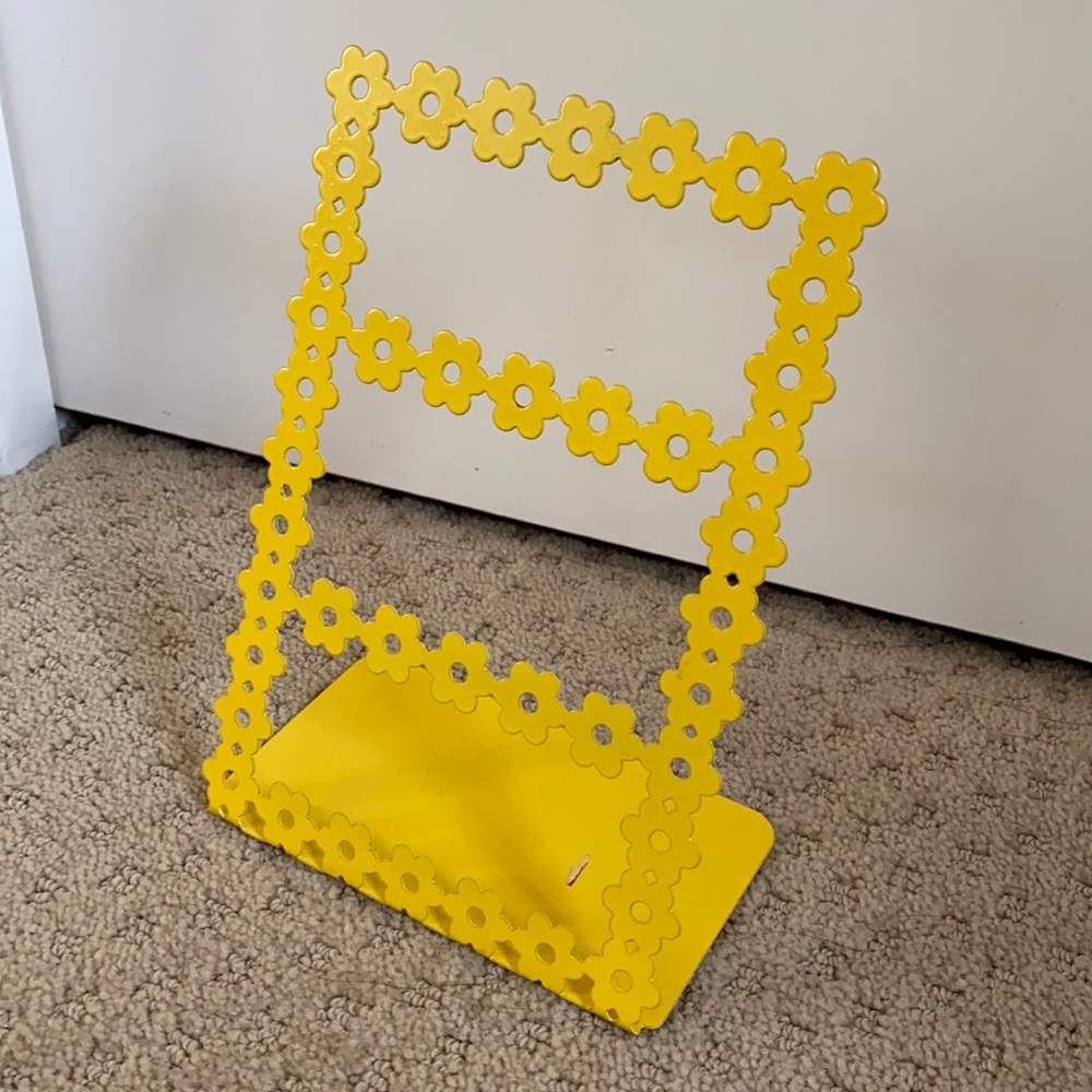 Yellow daisy flower earring holder